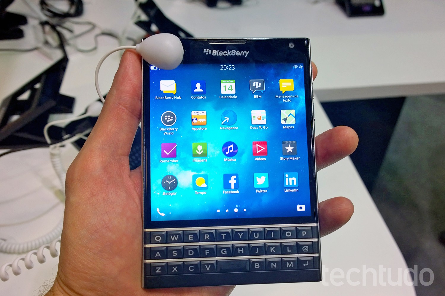 BlackBerry Passport: relembre celular de tela quadrada comparado ao Z Fold 8