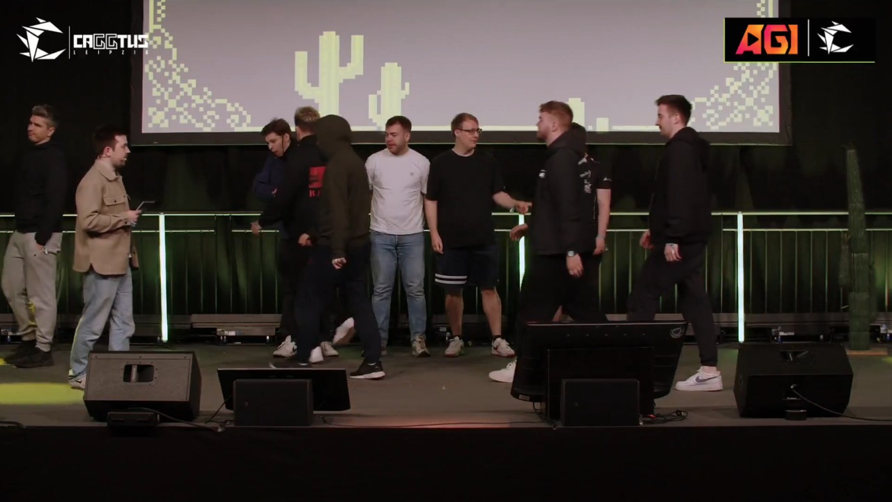 Jogador de Counter-Strike agride rival no palco é banido do jogo por 10 anos