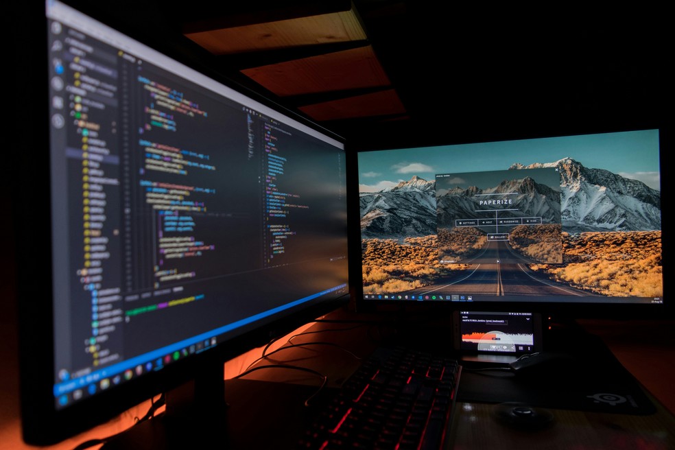 Dois monitores podem ajudar no trabalho — Foto: Unsplash/Fotis Fotopoulos