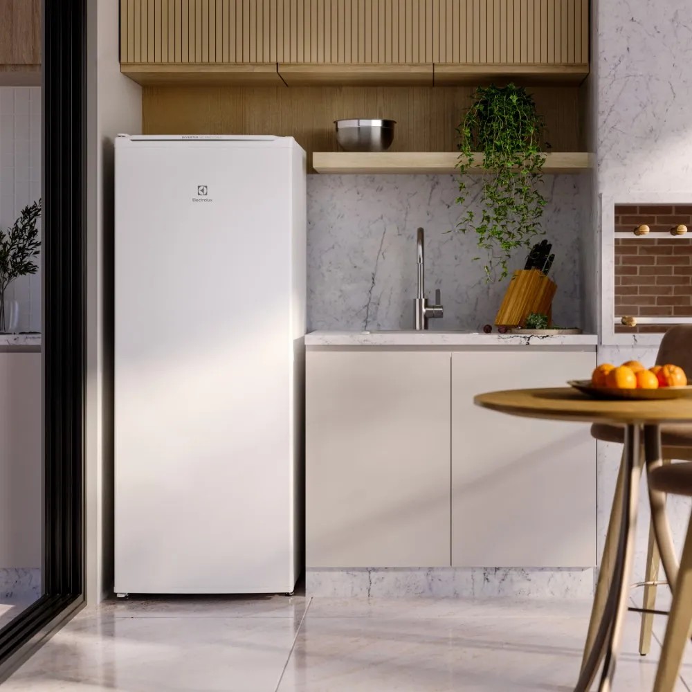 Freezer pequeno vertical: 6 modelos que cabem em qualquer lugar