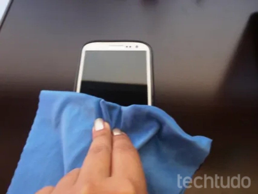 Como limpar o celular? Conheça 4 dicas infalíveis