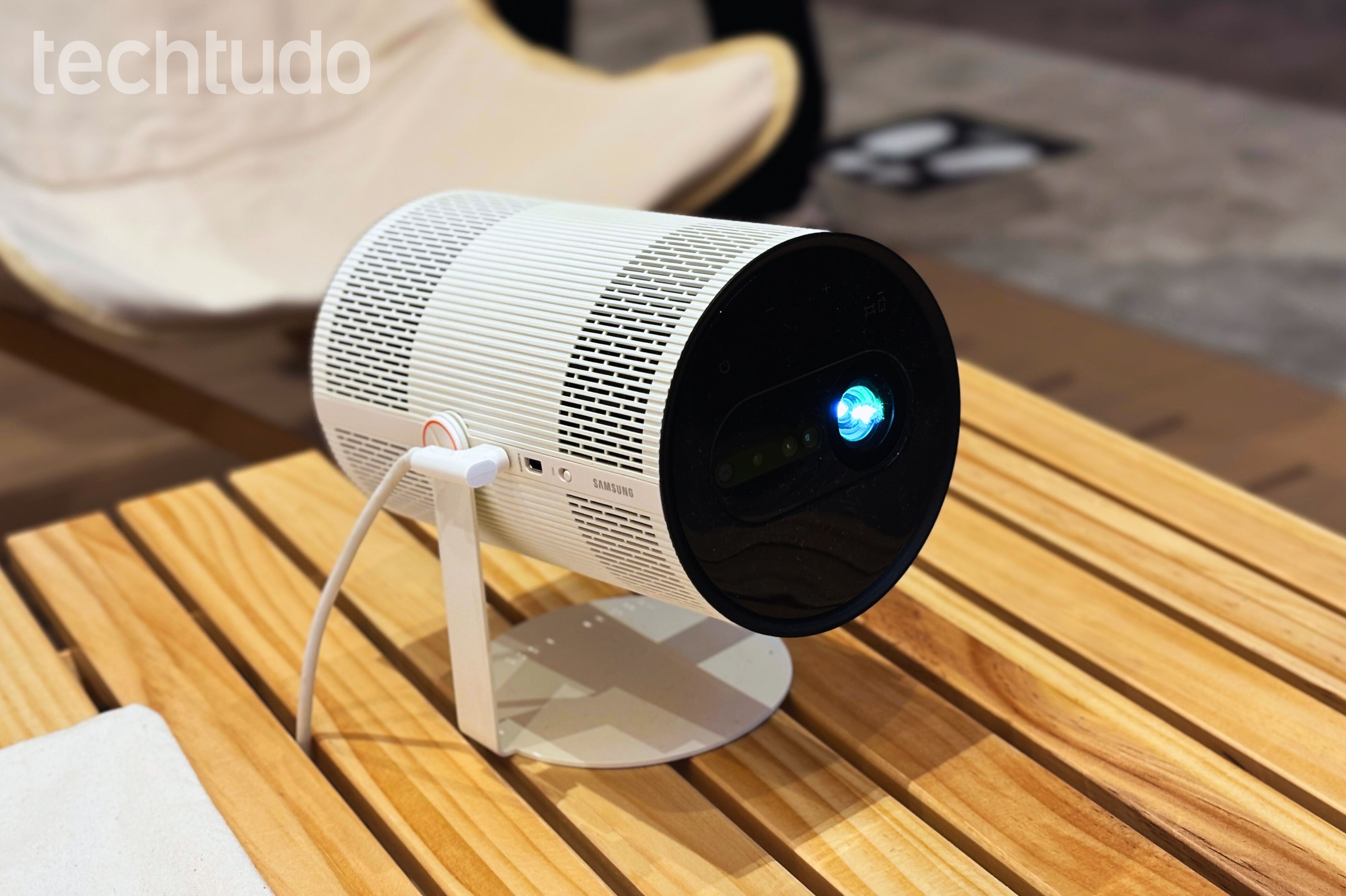 Samsung lança projetor The Freestyle+ com tela portátil; veja detalhes
