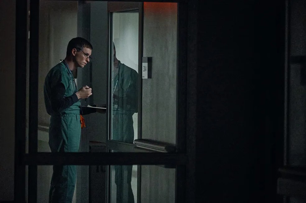 Eddie Redmayne é Charles Cullen em 'O Enfermeiro da Noite' — Foto: Divulgação/Netflix