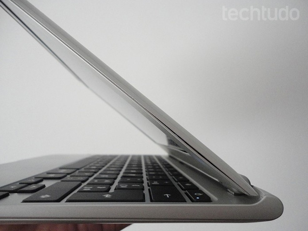 Samsung Chromebook é fino e leve, com apenas 1,68 cm de espessura e 1,1 kg (Foto: Paulo Alves/TechTudo) — Foto: TechTudo