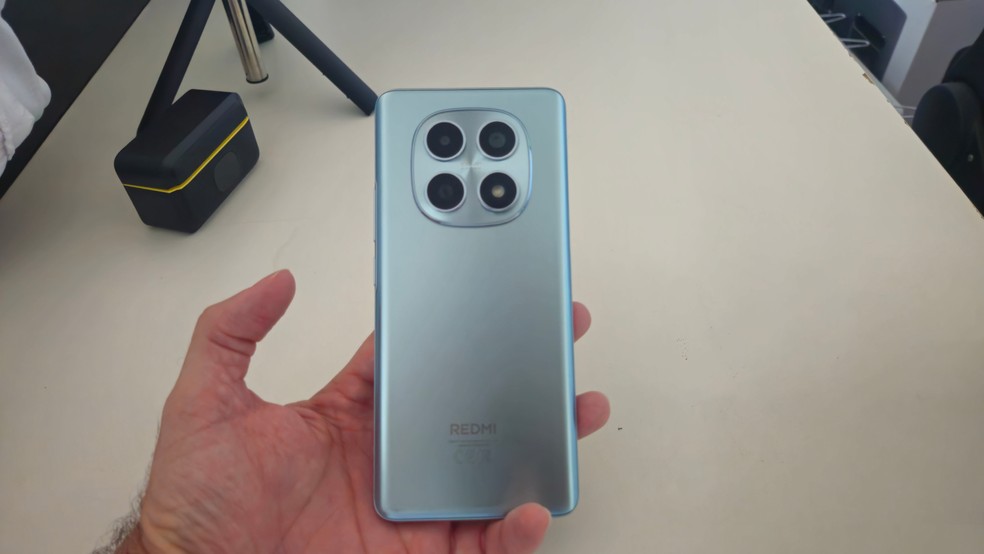 O Redmi Note 15 tem traseira em plástico reforçado e deixa poucas marcas de dedo com o uso — Foto: Filipe Salles/TechTudo