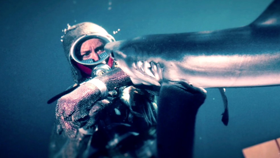 O documentário Brincando com Tubarões é focado na mergulhadora profissional Valerie Taylor — Foto: Reprodução/Rotten Tomatoes