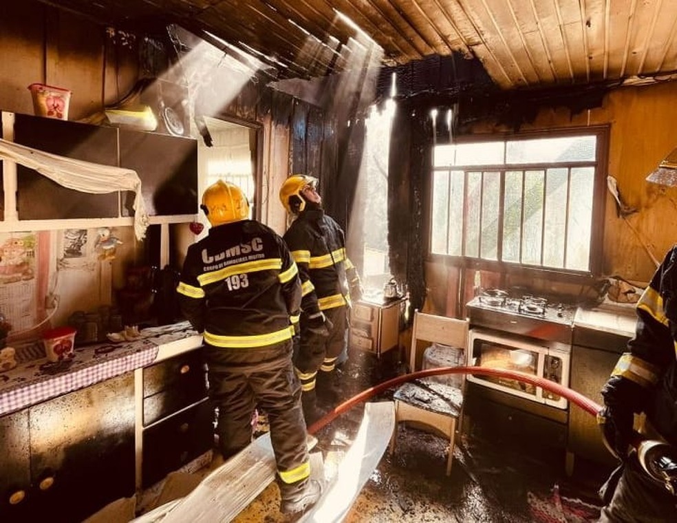 Bombeiros controlam incêndio provocado por eletrodoméstico utilizado para aquecer ambiente ligado em instalação improvisada — Foto: Divisão de Investigação de Incêndio e Explosão do Corpo de Bombeiros Militar de Santa Catarina/Divulgação