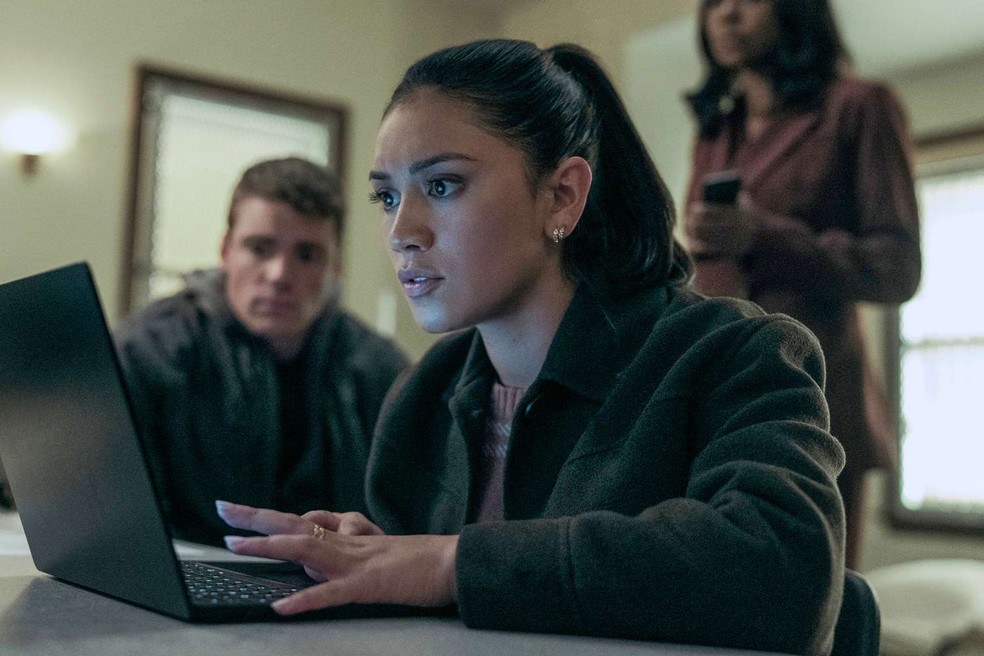 A série de ação deixa muitas pontas soltas para uma terceira temporada — Foto: Divulgação/Netflix