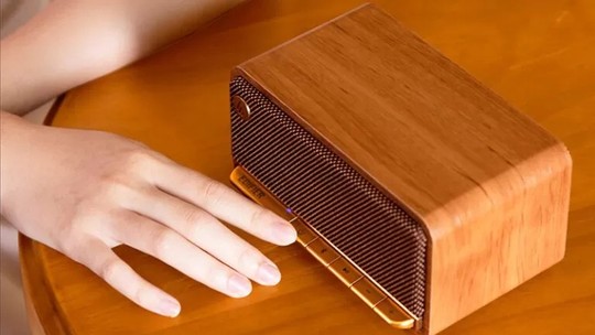Edifier lança caixa de som que parece um rádio antigo; veja preço