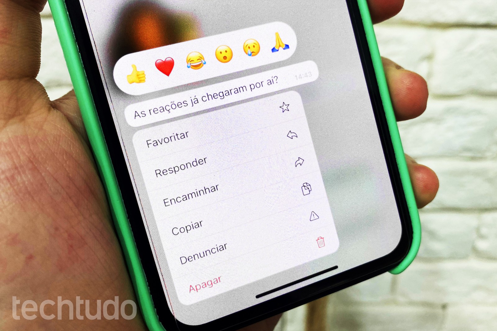 Reagir à mensagens com emojis é função que permite responder à mensagens sem que seja preciso digitar textos; ferramenta também está presente em concorrentes como Telegram e Messenger