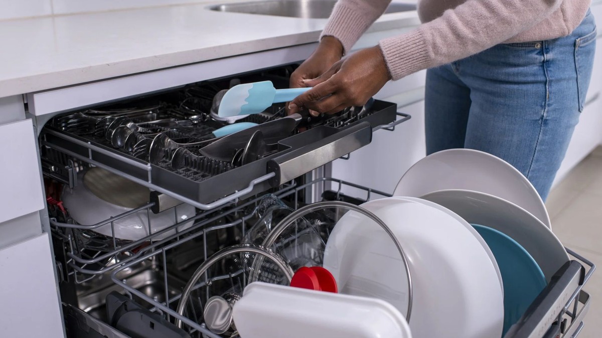 Bizarro, mas genial: 10 itens inusitados que você pode botar na lava-louças