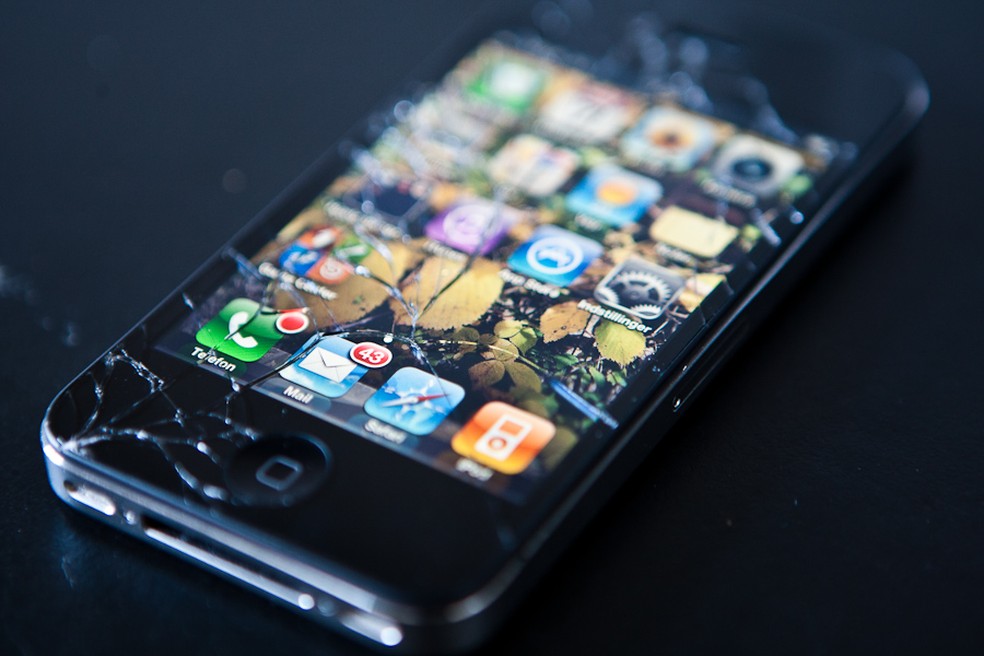 iPhone 4 quebrado: smartphone chegou a estigmatizar por sua fragilidade (Foto: Reprodução/Digital Trends) — Foto: TechTudo