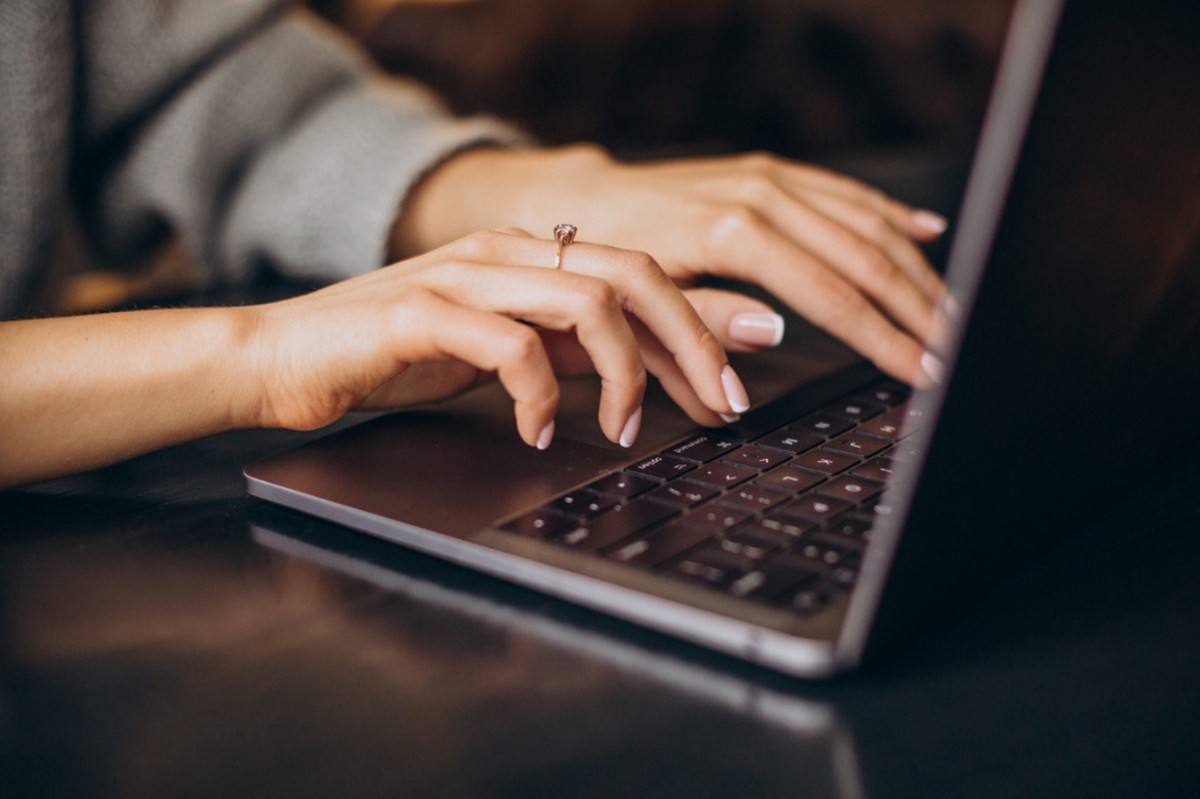 Esses hábitos ao usar o notebook destroem a sua saúde: médicos explicam