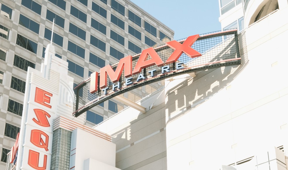 Salas de cinema IMAX são projetadas nos mínimos detalhes para garantir uma experiência muito mais imersiva — Foto: Reprodução/Unsplash/Parsoa Khorsand