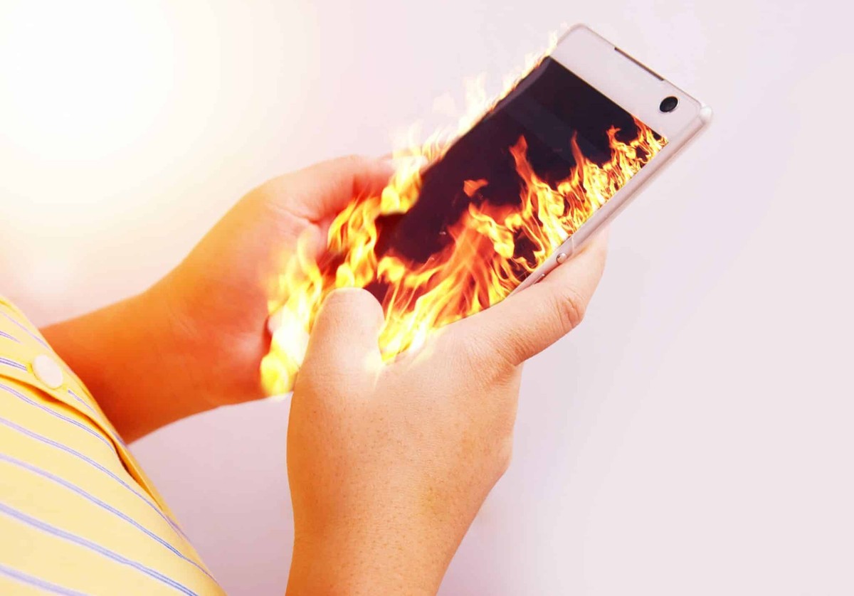 Celular explode no bolso de mulher; entenda causas e como se proteger