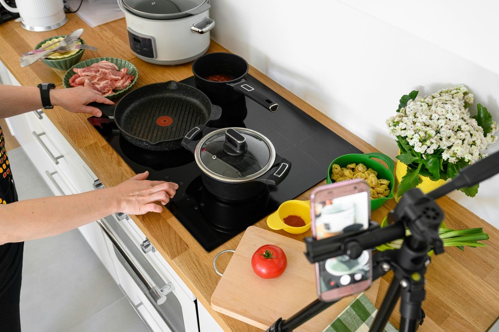 Aproveitar o calor residual no cooktop para finalizar os pratos pode representar uma economia de energia — Foto: Unsplash/Joanna Stolowicz
