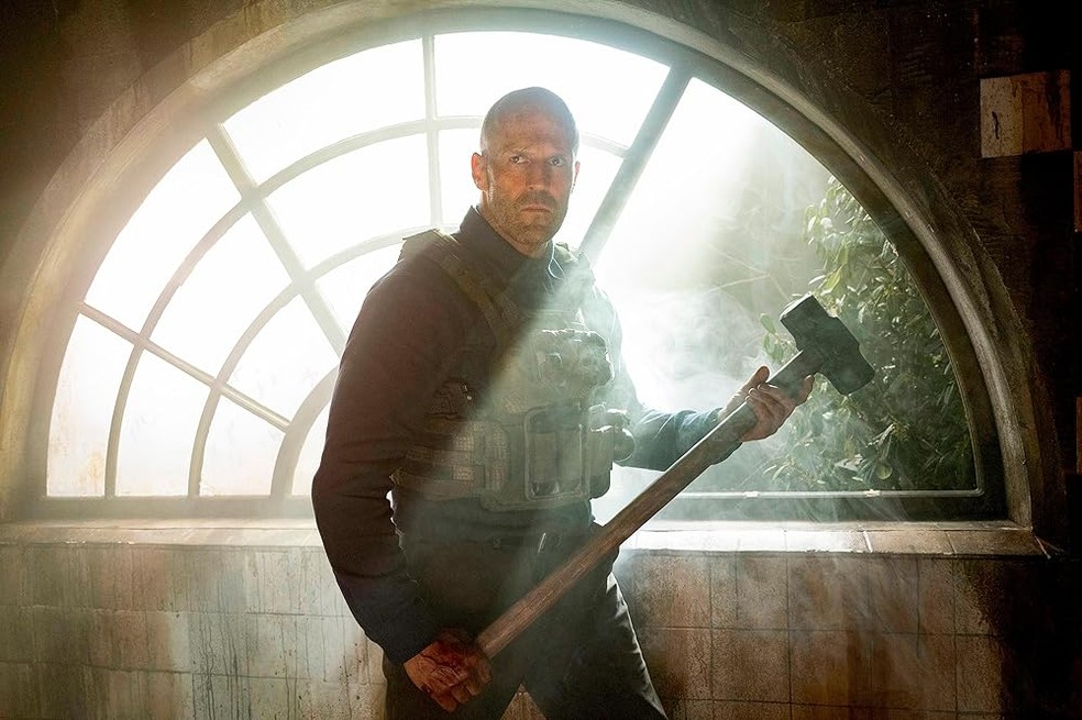 Jason Statham como o ex-militar Lemon Cade em cena de Resgate Implacável — Foto: Reprodução/IMDb