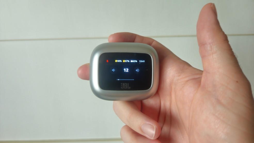 Estojo de carregamento do JBL Live Beam 3 tem tela de 1,45 polegadas e possibilidade de alterar configurações — Foto: Filipe Salles/TechTudo
