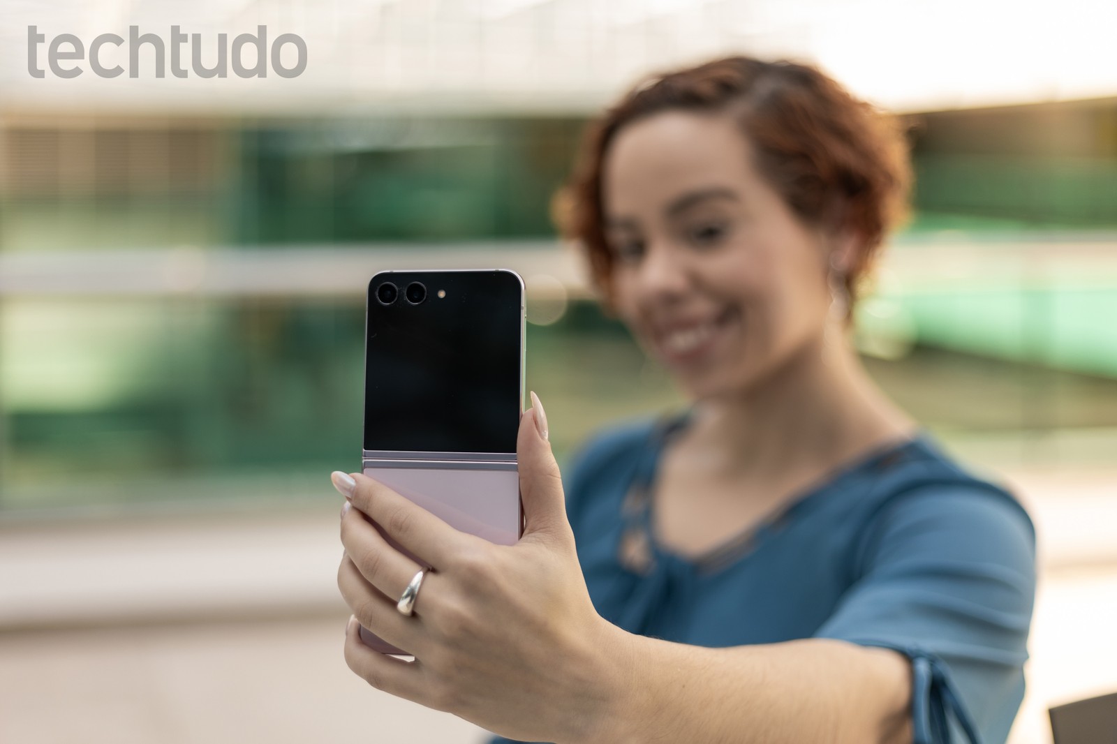 Tirando selfie com a câmera frontal do Galaxy Z Flip 5 — Foto: Mariana Saguias/TechTudo