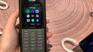 Seguindo a linha de inquebráveis, há o Nokia 800 Tough de 2019. O celular conta com certificação militar e promete resistir à água, poeira, impactos e temperaturas extremas. Foto – Anna Kellen Bull/TechTudo