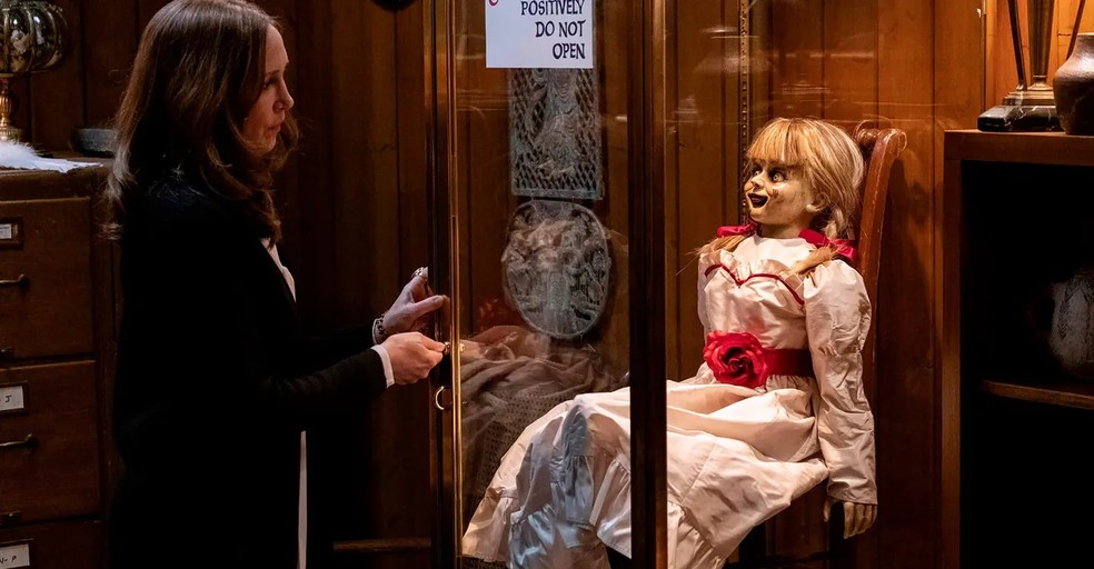 Mesmo confiscada pelo casal Warren, a boneca Annabelle está disposta a atormentar Judy, filha de Ed e Lorraine — Foto: Reprodução/JustWatch