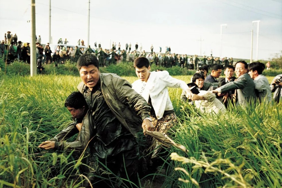 Memórias de um Assassino (2003) é dirigido por Bong Joon-ho, responsável pelo fenômeno Parasita (2019) — Foto: Divulgação/MUBI