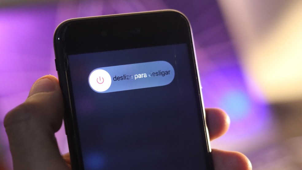 Notificação de que o iPhone será desligado após alguns segundos — Foto: Danilo Paulo de Oliveira/TechTudo