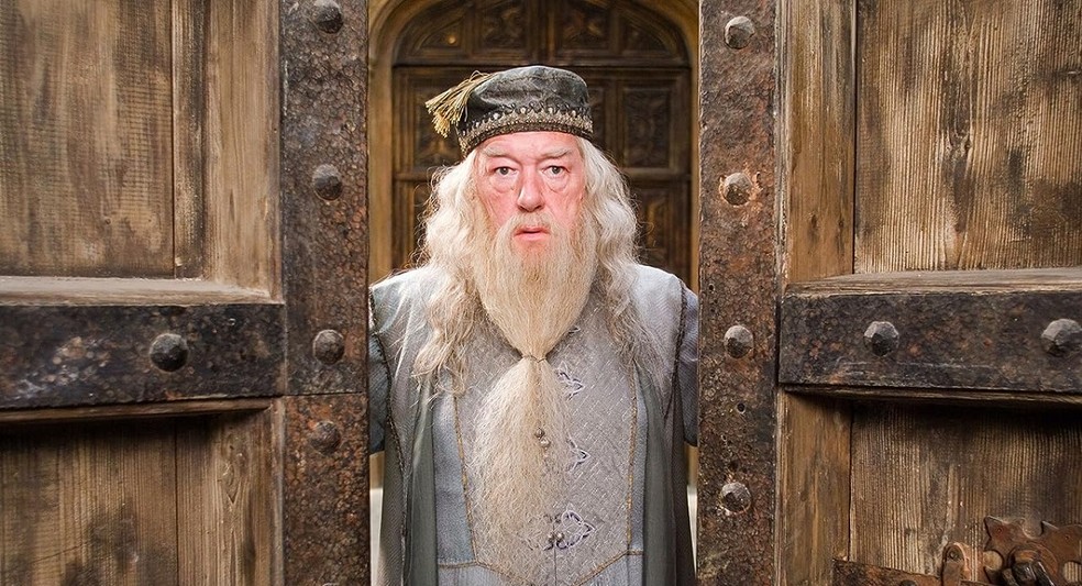 Alvo Dumbledore é um dos bruxos mais poderosos de seu tempo e diretor de Hogwarts — Foto: Reprodução/IMDb