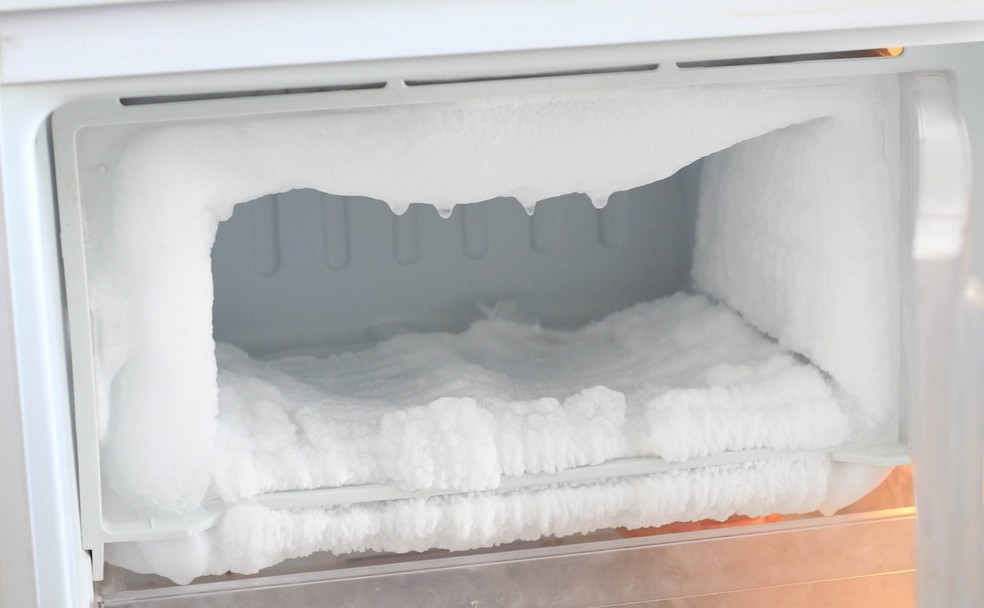 Como descongelar geladeira rápido? Saiba fazer o degelo manual