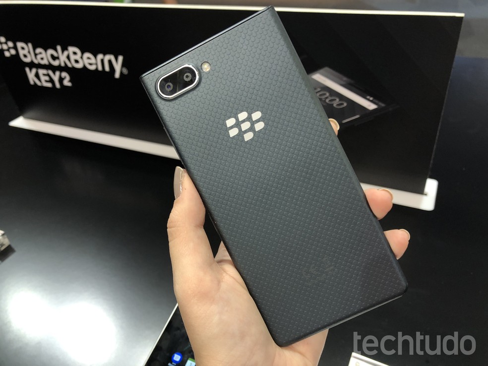Testamos o BlackBerry Key2 LE, celular com teclado físico e menor