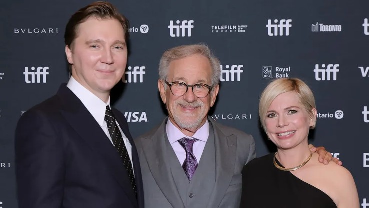 Paul Dano, Steven Spielberg e Michelle Williams durante a première de The Fabelmans