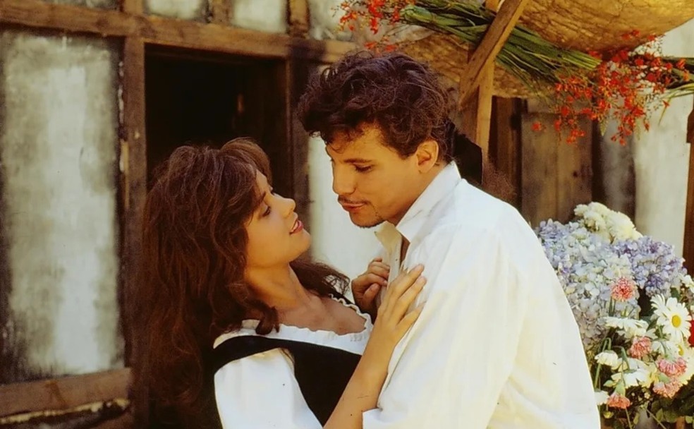 Jean Pierre (Edson Celulari) é o filho bastardo do rei, em Que Rei Sou Eu? (1989), e uma das suas paixões é a jovem revolucionária Aline (Giulia Gam) — Foto: Reprodução/Memória Globo