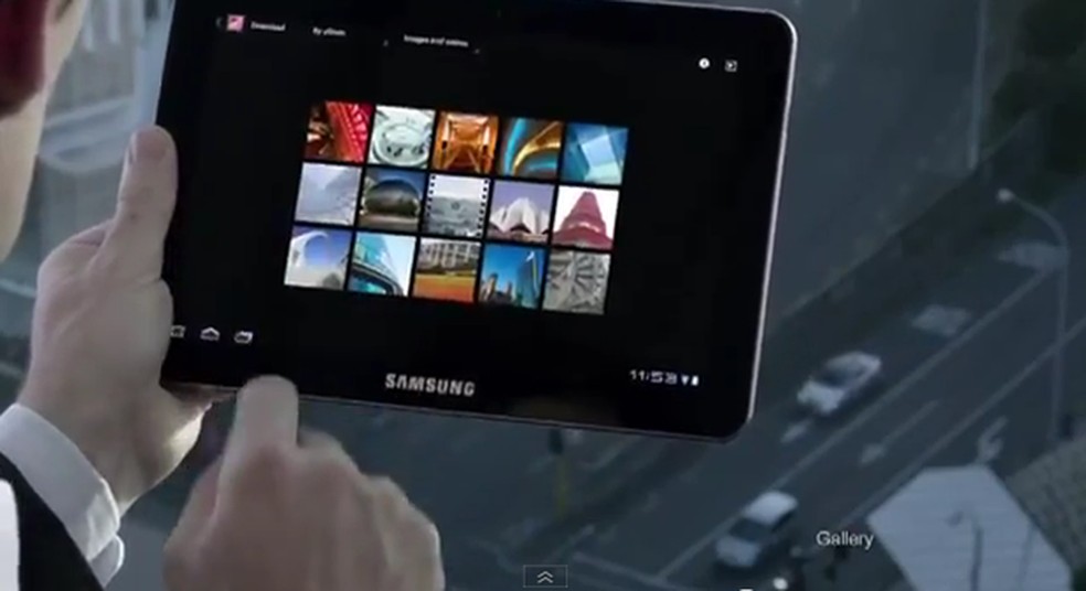 Cena do comercial do Galaxy Tab 10.1, de 2011 (Foto: Reprodução) — Foto: TechTudo