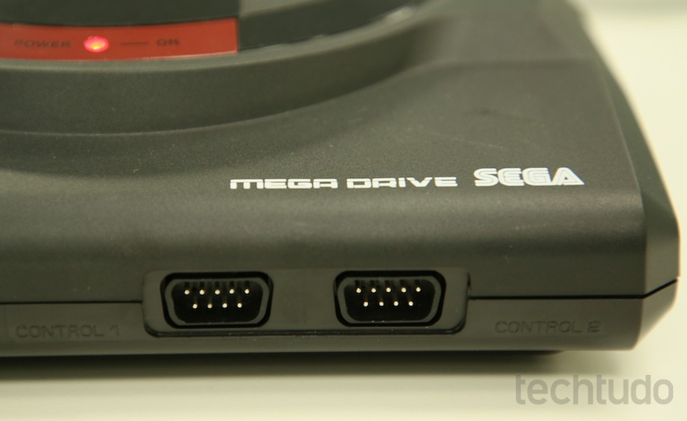 Mega Drive da TecToy revive o visual clássico do console da SEGA — Foto: João Gabriel Balbi / TechTudo