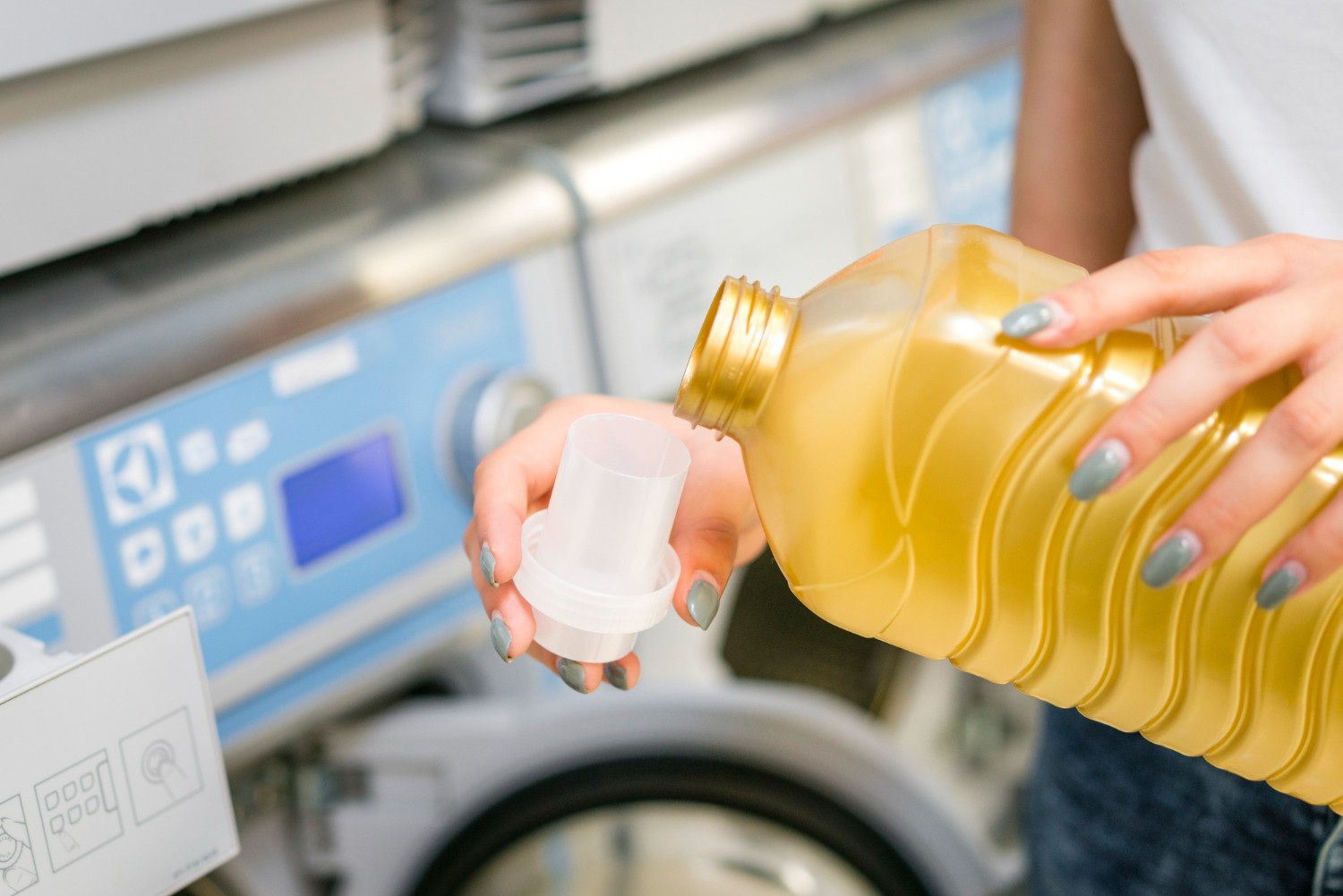 Como usar sabão líquido na máquina de lavar? Veja o que precisa saber