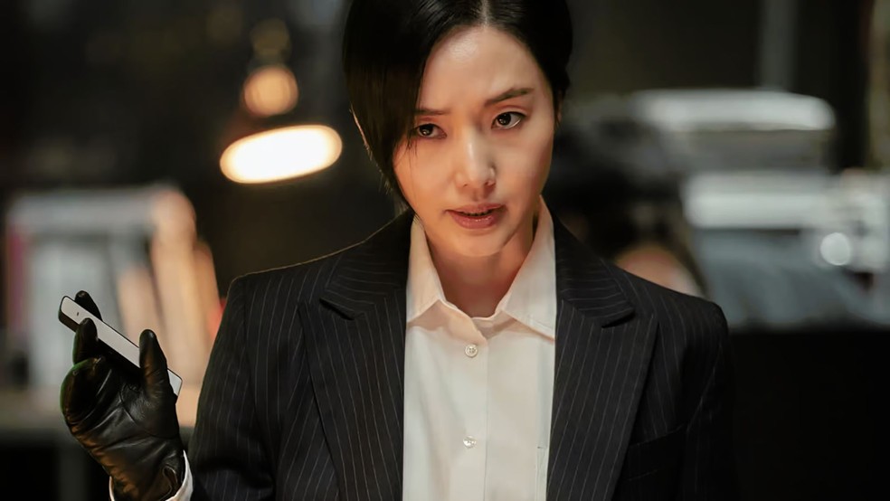Choi é a chefe da equipe Grey, que caça e estuda parasitas — Foto: Divulgação/Netflix