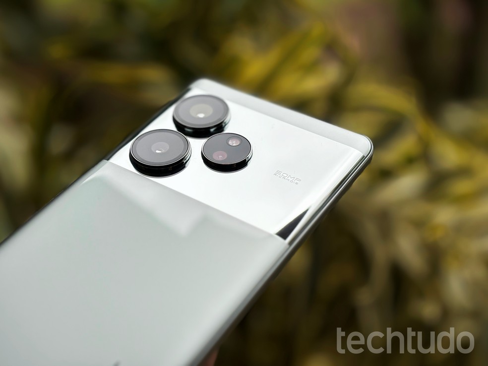 Realme GT 6 traseira inclinada — Foto: Ana Letícia Loubak/TechTudo