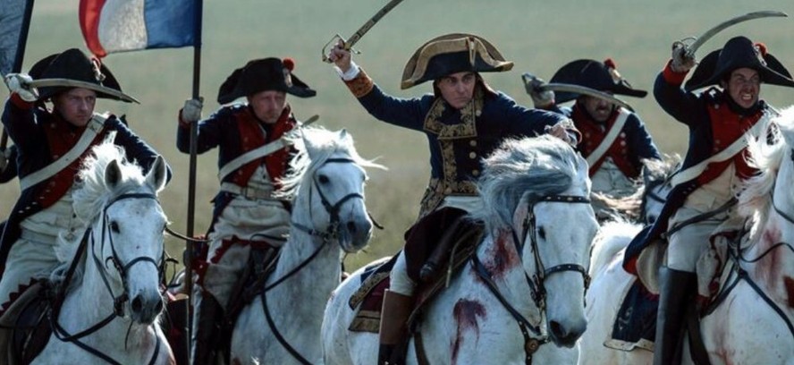 O longa Napoleão, estrelado por Joaquin Phoenix, chegará aos cinemas em 22 de novembro de 2023 e, depois, vai ser adicionado ao catálogo da Apple TV+