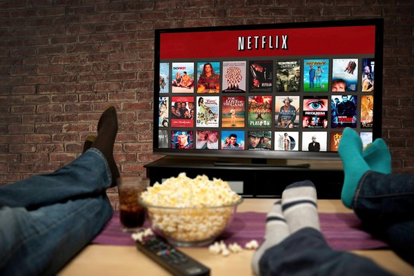 Poderei assistir Netflix fora de casa? E quando viajar?