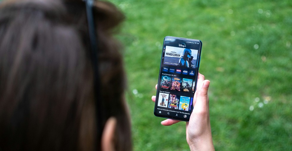 Assim como a Netflix, o Disney+ restringiu o acesso da plataforma em locais fora da residência do assinante — Foto: Reprodução/Mika Baumeister, Unsplash