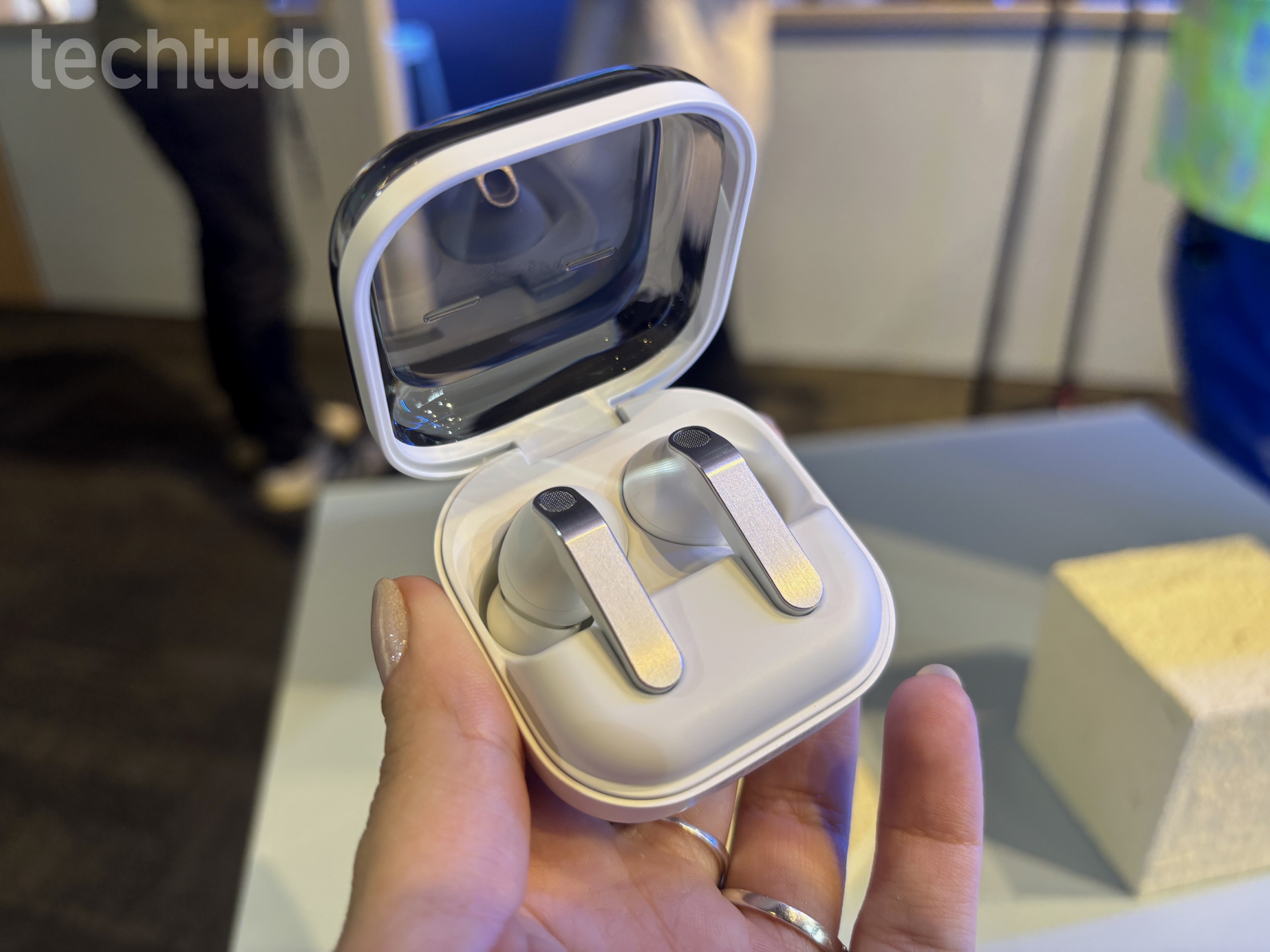 Galaxy Buds 4 e Buds 4 Pro chegam com novo design e ANC mais inteligente