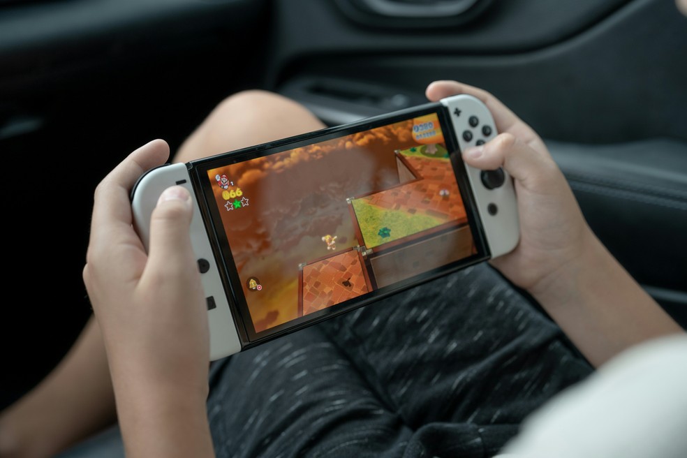 Além de funcionar como console de mesa, o Nintendo Switch pode ser levado para qualquer lugar como um videogame portátil — Foto: Unsplash/R.D. Smith