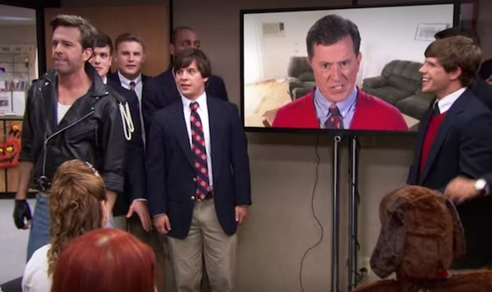 Stephen Colbert interpretou um antigo colega musical de Andy Bernard e apareceu em uma transmissão pela TV — Foto: Reprodução/NBC