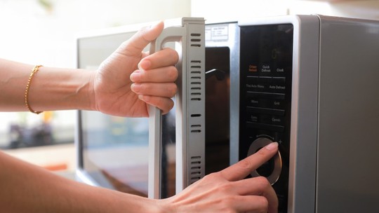 7 truques ao usar o micro-ondas que vão facilitar sua rotina