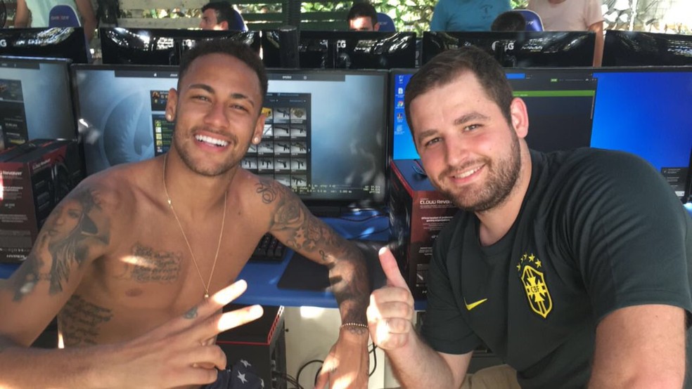 Neymar ao lado do jogador profissional de CS Fallen — Foto: Reprodução/Gabriel Toledo