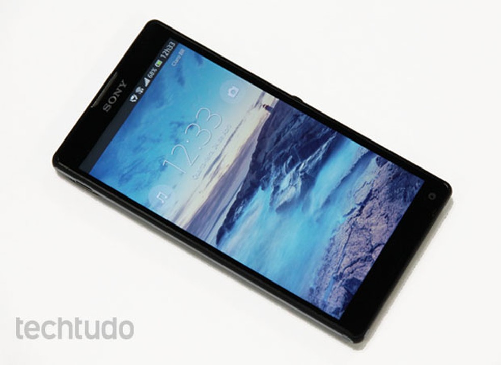 Xperia ZQ, o smartphone top de linha da Sony (Foto: Allan Melo/TechTudo) — Foto: TechTudo