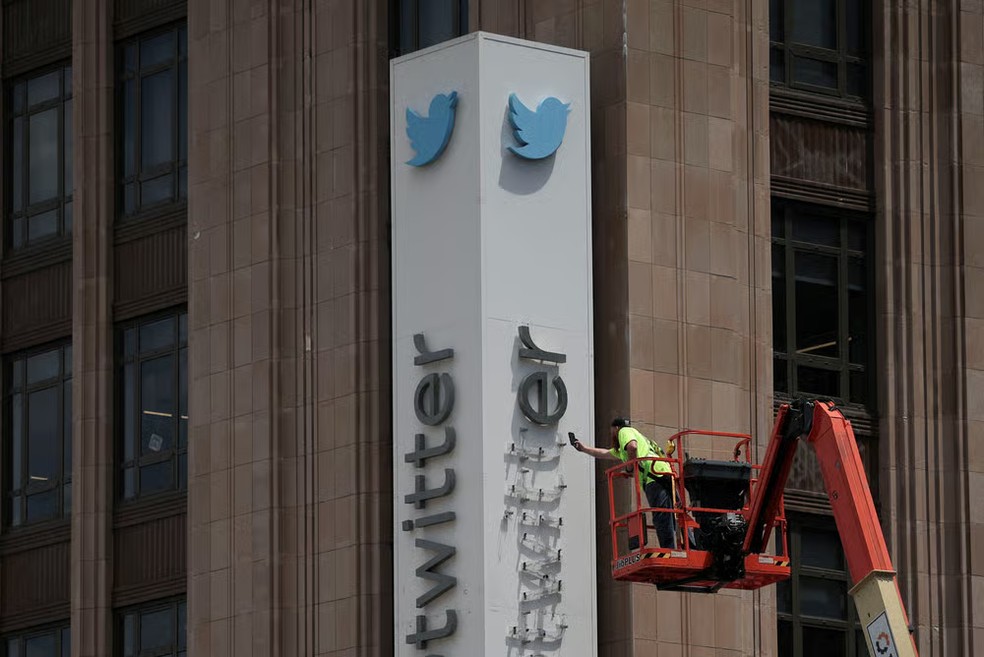 A retirada do letreiro do Twitter foi interrompida e deixou a fachada da empresa parcialmente desmontada — Foto: Reprodução/ Reuters