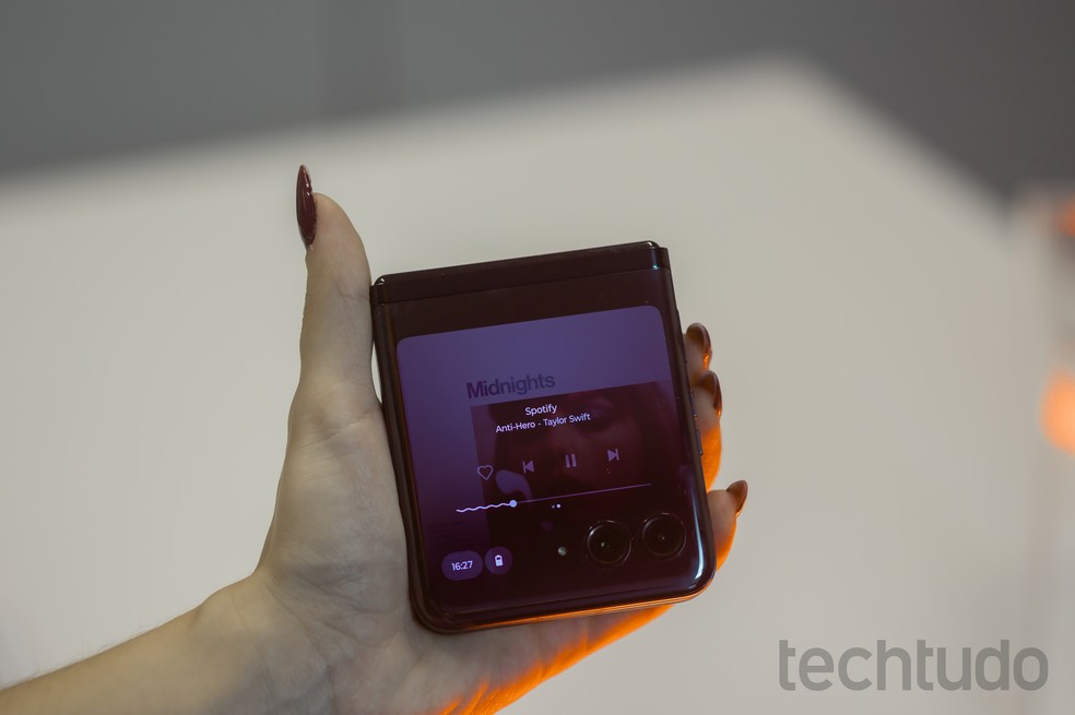 Player integrado do Spotify na tela externa do Motorola Razr 40 Ultra  — Foto: Mariana Saguias/TechTudo