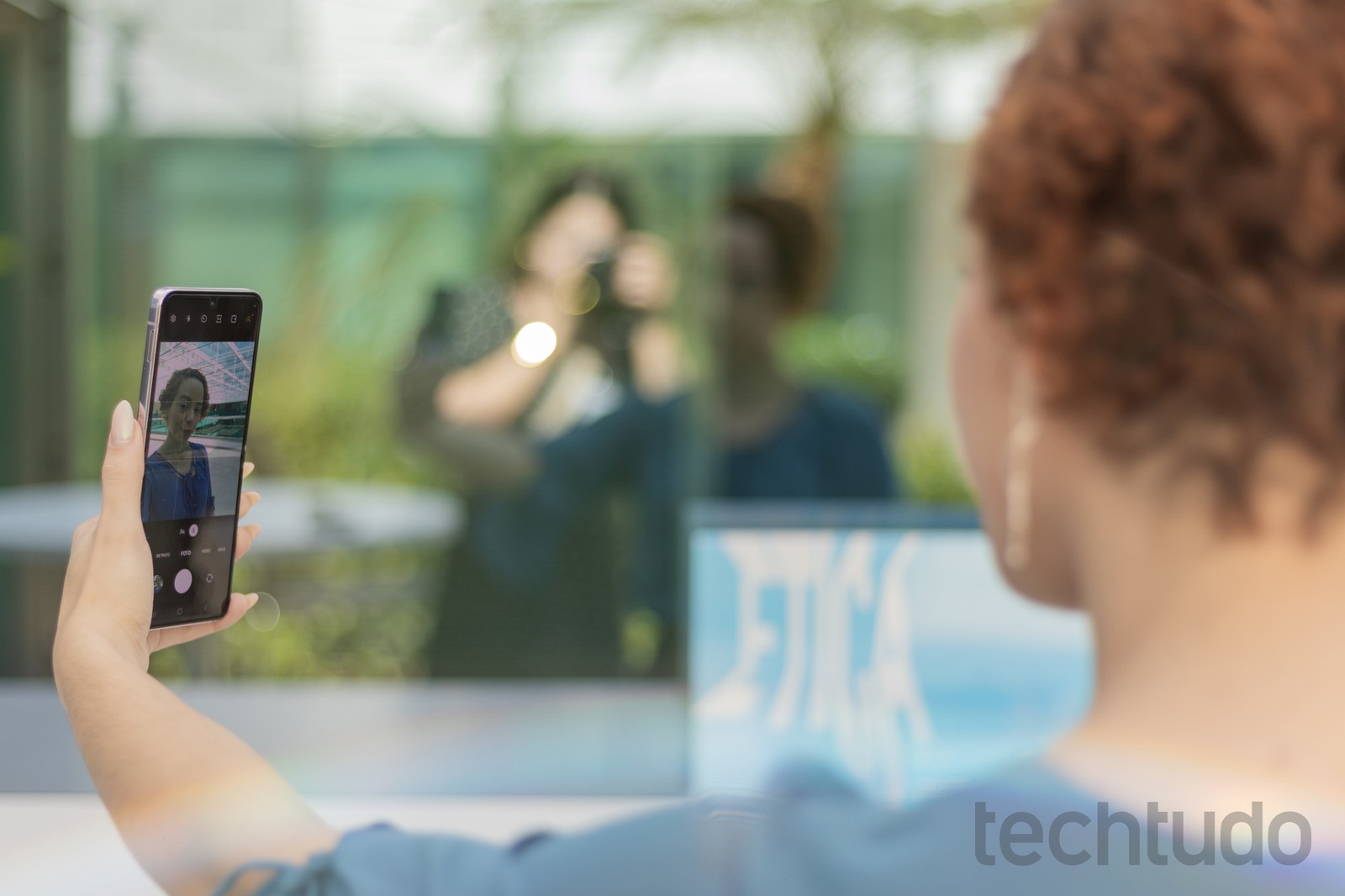 Tirando selfie com a câmera frontal do Galaxy Z Flip 5 — Foto: Mariana Saguias/TechTudo