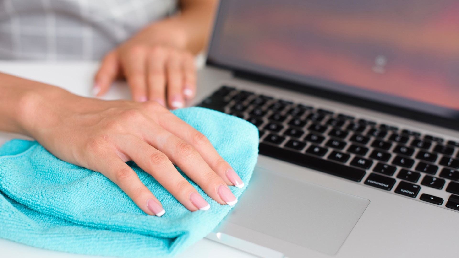 Vilões do notebook: veja 6 itens para NUNCA usar ao limpar tela e teclado